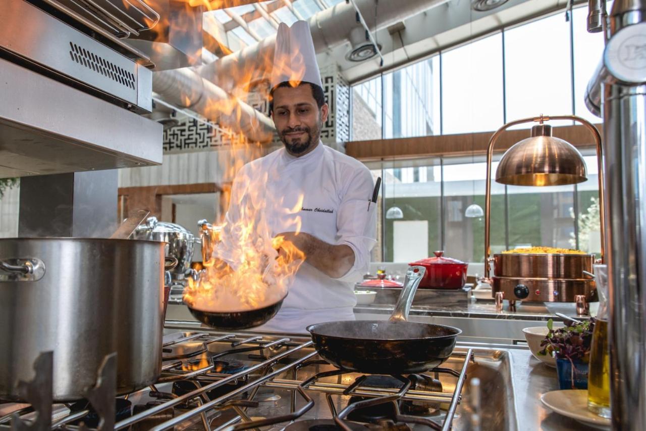 Jeddah Marriott Hotel Madinah Road Exterior foto Chef cooking with a flambé torch