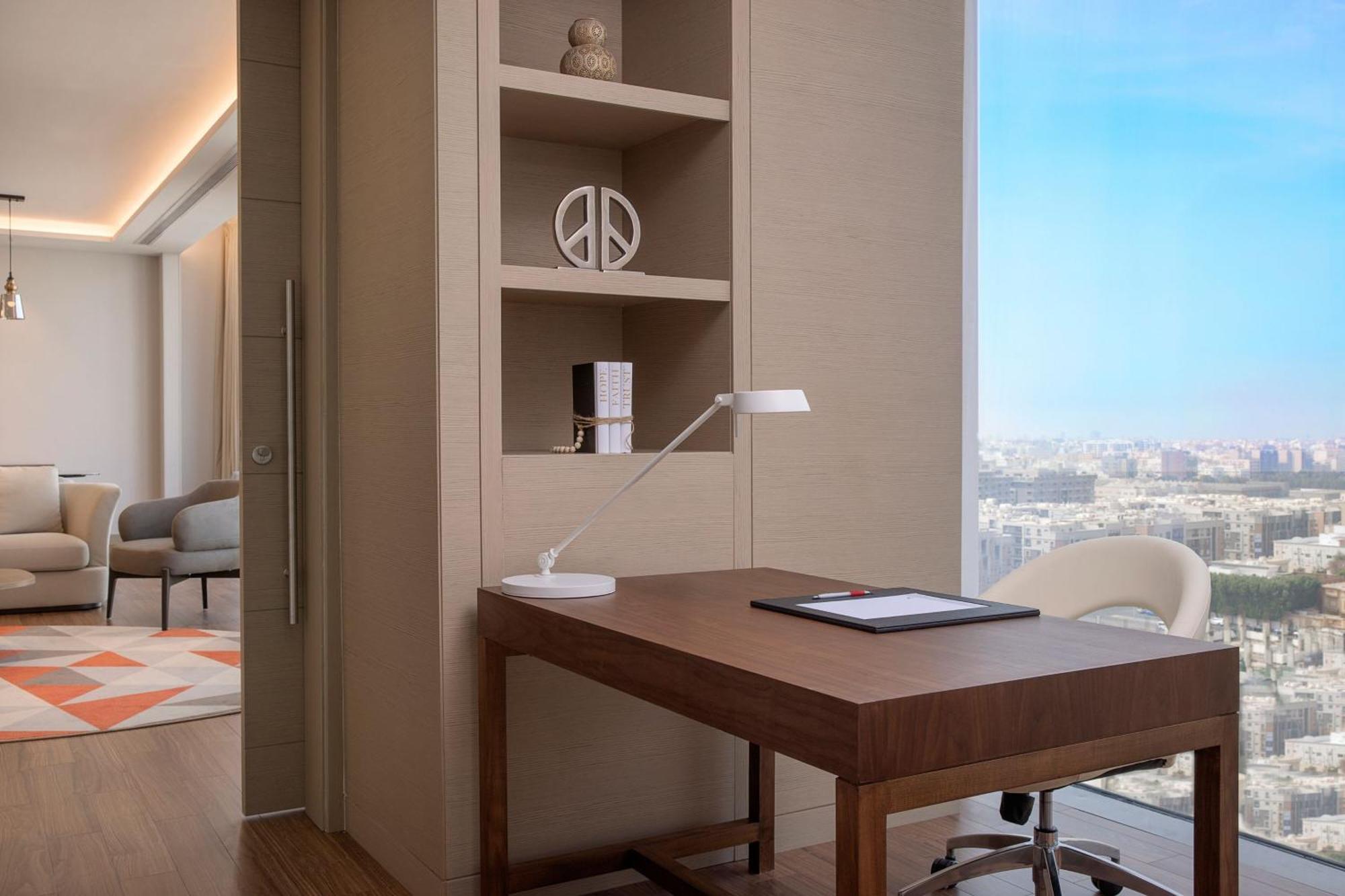 Jeddah Marriott Hotel Madinah Road Exterior foto A work desk in a hotel room